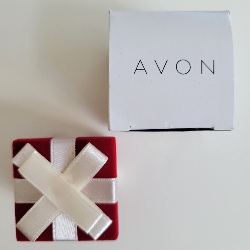 Avon | Freshwater Pearl Earrings in Present Gift Box - Picture 4 of 6
